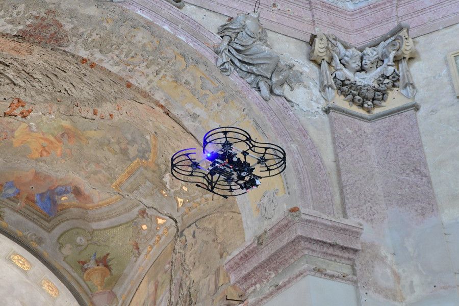 Robotické drony z Fakulty elektrotechnické ČVUT pomáhají mapovat historické objekty