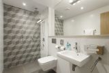 hotelcarol_superior_bathroom