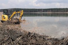 Čištění břehů Velkého boleveckého rybníka od rákosí a orobince bude letos pokračovat